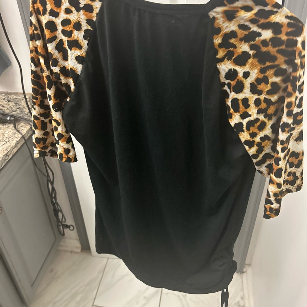 Black shirt with animal detail on the sleeves. - Picture 5 of 12